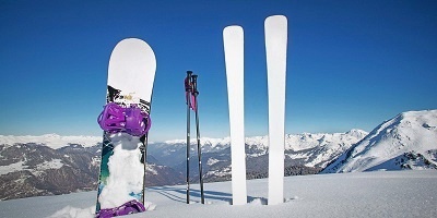 Катание на сноуборде и лыжах на горнолыжном курорте